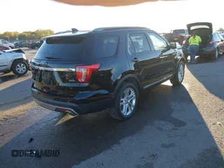 2017 Ford Explorer XLT z VIN 1FM5K8D8XHGB89706, wystawiony jako IAAI lot #40753077 z przebiegiem 96 578 mil mil oraz . Historia ofert i sprzedaży dostępna na DreamBid. Obrazek 4.