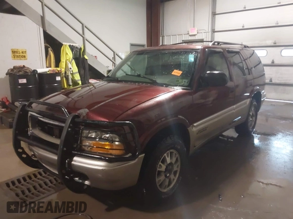 2001 GMC Jimmy SLE with VIN 1GKDT13W712195040, listed as a IAAI auction lot 41710729 with 189,584 mi miles. Bid and sale history available at carsss.com. Image 17.