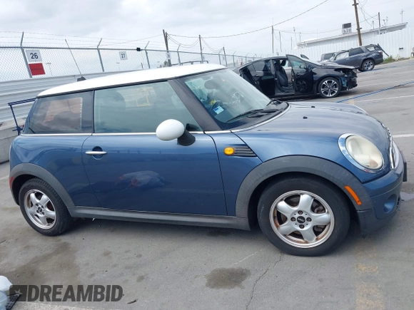 2009 MINI Hardtop z VIN WMWMF33569TW77166, wystawiony jako IAAI lot #42120132 z przebiegiem 150 291 mil mil oraz . Historia ofert i sprzedaży dostępna na DreamBid. Obrazek 13.