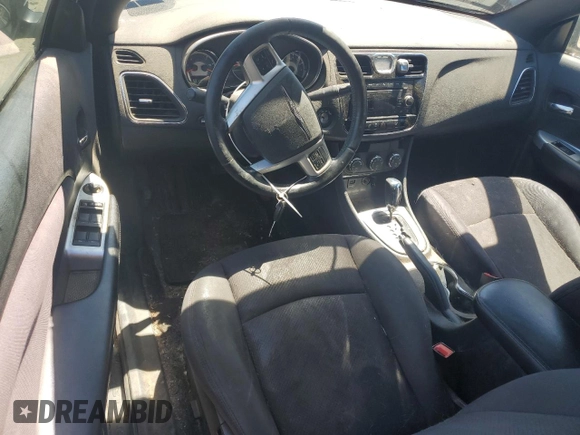 2013 Chrysler 200 Touring z VIN 1C3BCBEGXDN524870, wystawiony jako Copart lot #61676524 z przebiegiem 135 608 mil mil oraz Szkoda całkowita • Salvage title. Historia ofert i sprzedaży dostępna na DreamBid. Obrazek 8.