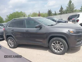 2020 Jeep Cherokee Latitude Plus z VIN 1C4PJMLB0LD536976, wystawiony jako IAAI lot #42244708 z przebiegiem 116 228 mil mil oraz . Historia ofert i sprzedaży dostępna na DreamBid. Obrazek 13.