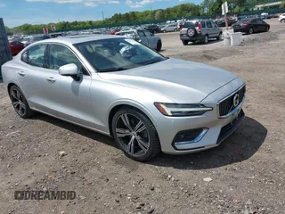 2022 Volvo S60 Plus Dark Theme z VIN 7JRL12FL5NG173925, wystawiony jako IAAI lot #42292996 z przebiegiem 90 535 mil mil oraz . Historia ofert i sprzedaży dostępna na DreamBid. Obrazek 1.