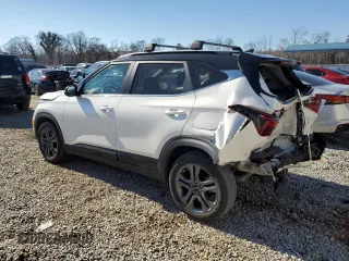 2023 Kia Seltos S z VIN KNDEU2AA5P7384758, wystawiony jako Copart lot #43904855 z przebiegiem 48 559 mil mil oraz Szkoda całkowita • Salvage title. Historia ofert i sprzedaży dostępna na DreamBid. Obrazek 2.