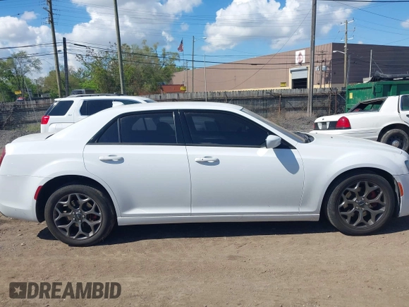 2015 Chrysler 300 S z VIN 2C3CCAGG6FH736320, wystawiony jako IAAI lot #42270198 z przebiegiem 131 549 mil mil oraz . Historia ofert i sprzedaży dostępna na DreamBid. Obrazek 13.