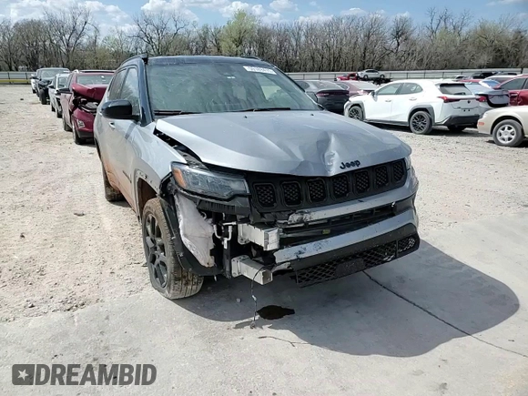 2024 Jeep Compass Latitude z VIN 3C4NJDBN9RT588189, wystawiony jako Copart lot #50189415 z przebiegiem 15 039 mil mil oraz Szkoda całkowita • Salvage title. Historia ofert i sprzedaży dostępna na DreamBid. Obrazek 11.