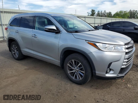 2018 Toyota Highlander SE z VIN 5TDJZRFH7JS866725, wystawiony jako Copart lot #57944005 z przebiegiem 62 177 mil mil oraz Szkoda całkowita • Salvage title. Historia ofert i sprzedaży dostępna na DreamBid. Obrazek 4.