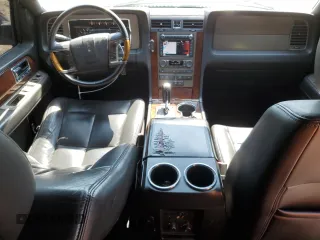 2014 Lincoln Navigator z VIN 5LMJJ2J58EEL00184, wystawiony jako Copart lot #54724025 z przebiegiem 200 772 mil mil oraz Szkoda całkowita • Salvage title. Historia ofert i sprzedaży dostępna na DreamBid. Obrazek 8.