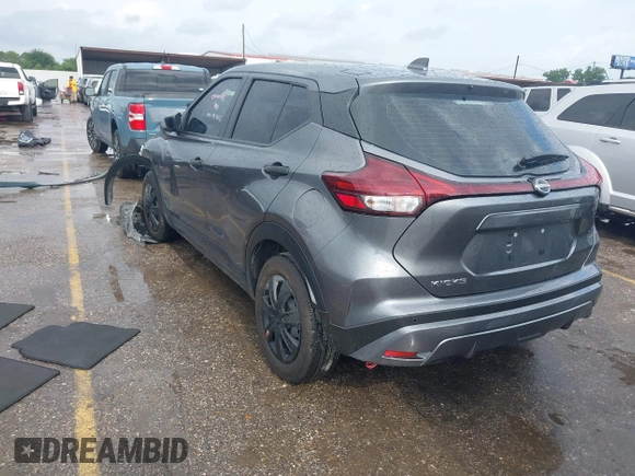 2023 Nissan Kicks S z VIN 3N1CP5BV9PL561294, wystawiony jako IAAI lot #42150962 z przebiegiem 15 900 mil mil oraz . Historia ofert i sprzedaży dostępna na DreamBid. Obrazek 3.