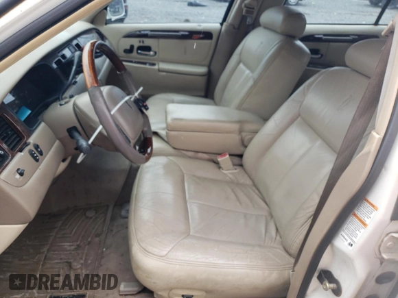 2001 Lincoln Town Car Cartier L z VIN 1LNHM85W11Y610538, wystawiony jako Copart lot #47881055 z przebiegiem 139 032 mil mil oraz Szkoda całkowita • Salvage title. Historia ofert i sprzedaży dostępna na DreamBid. Obrazek 7.