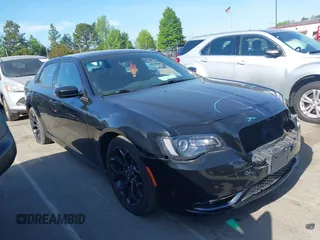 2019 Chrysler 300 S z VIN 2C3CCABG8KH628668, wystawiony jako IAAI lot #42060870 z przebiegiem 86 694 mil mil oraz . Historia ofert i sprzedaży dostępna na DreamBid. Obrazek 13.