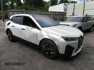 2022 BMW iX xDrive50 z VIN WB523CF09NCJ43040, wystawiony jako IAAI lot #42532305 z przebiegiem 17 492 mil mil oraz . Historia ofert i sprzedaży dostępna na DreamBid. Obrazek 1.