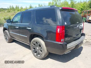 2012 Cadillac Escalade Platinum Edition z VIN 1GYS4DEF5CR208368, wystawiony jako IAAI lot #42275931 z przebiegiem 215 194 mil mil oraz . Historia ofert i sprzedaży dostępna na DreamBid. Obrazek 3.