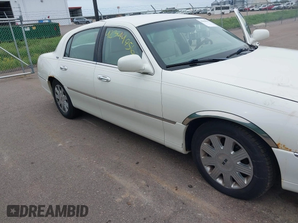 2005 Lincoln Town Car Signature Limited z VIN 1LNHM82W75Y640718, wystawiony jako IAAI lot #42344956 z przebiegiem 150 659 mil mil oraz . Historia ofert i sprzedaży dostępna na DreamBid. Obrazek 6.