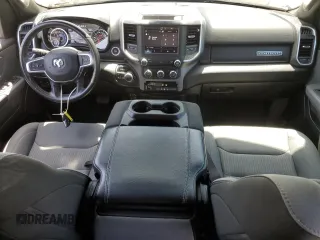 2022 Ram 1500 Big Horn z VIN 1C6SRFFT8NN259663, wystawiony jako Copart lot #55697895 z przebiegiem 63 395 mil mil oraz Czysty tytuł • Clean title. Historia ofert i sprzedaży dostępna na DreamBid. Obrazek 8.