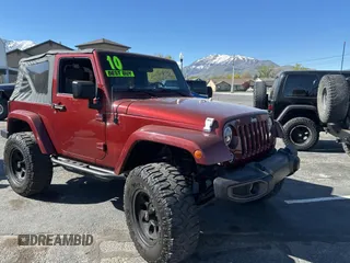 2010 Jeep Wrangler Sahara z VIN 1J4AA5D15AL154750, wystawiony jako Copart lot #55258735 z przebiegiem 157 811 mil mil oraz Czysty tytuł • Clean title. Historia ofert i sprzedaży dostępna na DreamBid. Obrazek 1.