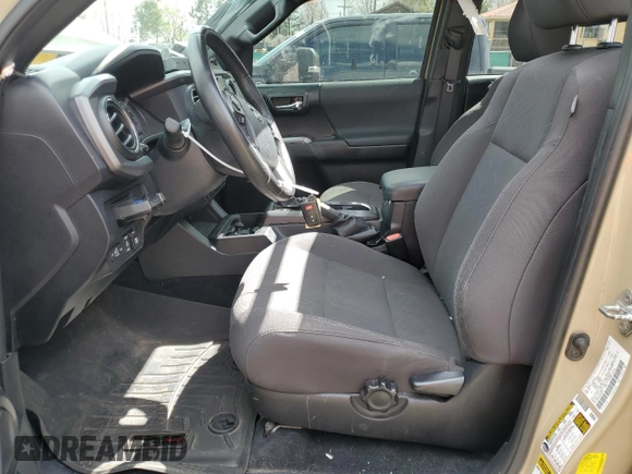 2017 Toyota Tacoma SR5 z VIN 3TMCZ5AN4HM082849, wystawiony jako Copart lot #54246425 z przebiegiem 49 163 mil mil oraz Szkoda całkowita • Salvage title. Historia ofert i sprzedaży dostępna na DreamBid. Obrazek 7.