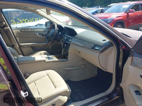 2010 Mercedes-Benz E 350 Luxury z VIN WDDHF8HB3AA180002, wystawiony jako IAAI lot #42760066 z przebiegiem 207 067 mil mil oraz . Historia ofert i sprzedaży dostępna na DreamBid. Obrazek 5.