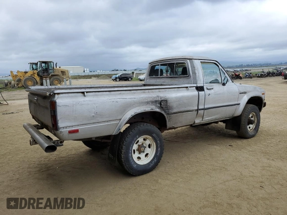 1983 Toyota Pickup z VIN JT4RN48S2D0070935, wystawiony jako Copart lot #50933245 z przebiegiem 50 699 mil mil oraz Czysty tytuł • Clean title. Historia ofert i sprzedaży dostępna na DreamBid. Obrazek 3.