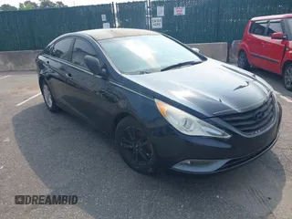 2013 Hyundai Sonata GLS z VIN 5NPEB4AC2DH699687, wystawiony jako IAAI lot #42456386 z przebiegiem Nie podano mil oraz . Historia ofert i sprzedaży dostępna na DreamBid. Obrazek 1.