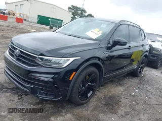 2023 Volkswagen Tiguan SE R-Line Black с VIN 3VVCB7AX2PM083015, выставлен на аукционе IAAI как лот 42129681 с пробегом 13 272 миль миль и . История ставок и продаж доступна на DreamBid. Изображение 2.