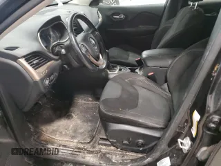 2015 Jeep Cherokee Latitude z VIN 1C4PJMCS4FW757084, wystawiony jako Copart lot #49025455 z przebiegiem 205 132 mil mil oraz Szkoda całkowita • Salvage title. Historia ofert i sprzedaży dostępna na DreamBid. Obrazek 7.