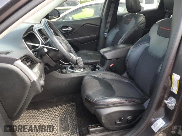 2015 Jeep Cherokee Trailhawk z VIN 1C4PJMBS2FW610618, wystawiony jako Copart lot #52243625 z przebiegiem 136 234 mil mil oraz Szkoda całkowita • Salvage title. Historia ofert i sprzedaży dostępna na DreamBid. Obrazek 7.