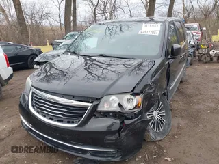 2014 Chrysler Town & Country S with VIN 2C4RC1HG2ER132454, listed as a IAAI auction lot 41743664 with 142,339 mi miles. Bid and sale history available at carsss.com. Image 2.