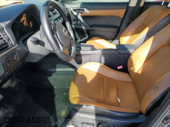2014 Lexus CT 200h z VIN JTHKD5BH7E2177541, wystawiony jako Copart lot #79940354 z przebiegiem 148 166 mil mil oraz Szkody całkowita. Historia ofert i sprzedaży dostępna na DreamBid. Obrazek 7.