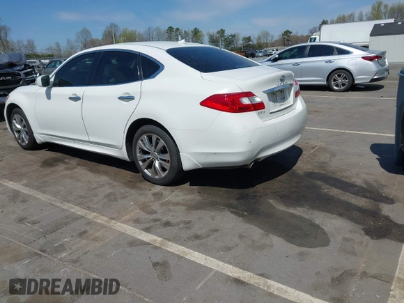 2013 Infiniti M z VIN JN1BY1AR3DM600744, wystawiony jako IAAI lot #41912310 z przebiegiem 200 014 mil mil oraz . Historia ofert i sprzedaży dostępna na DreamBid. Obrazek 3.