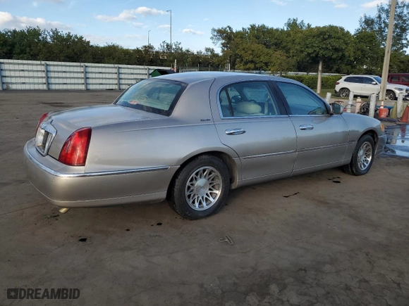 1999 Lincoln Town Car Signature with VIN 1LNHM82W1XY710796, listed as a Copart auction lot 88077875 with 65,448 mi miles and Clean Title. Bid and sale history available at carsss.com. Image 3.