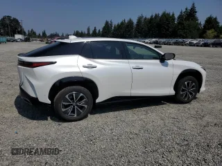 2023 Lexus RZ 450e Premium z VIN JTJAAAAB7PA020545, wystawiony jako Copart lot #66806794 z przebiegiem 7177 mil mil oraz Szkody całkowita. Historia ofert i sprzedaży dostępna na DreamBid. Obrazek 3.