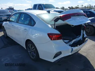 2023 Kia Forte LXS z VIN 3KPF24AD3PE599829, wystawiony jako IAAI lot #41740903 z przebiegiem 20 548 mil mil oraz . Historia ofert i sprzedaży dostępna na DreamBid. Obrazek 3.