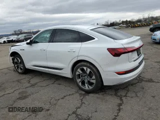 2020 Audi e-tron Sportback Premium Plus z VIN WA12ABGE5LB032271, wystawiony jako Copart lot #70638782 z przebiegiem 17 920 mil mil oraz . Historia ofert i sprzedaży dostępna na DreamBid. Obrazek 2.