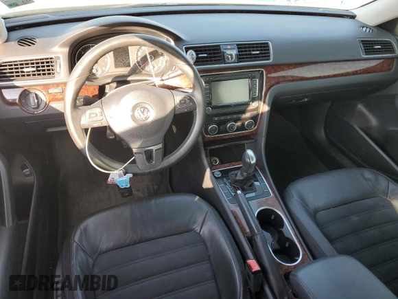 2013 Volkswagen Passat SEL Premium z VIN 1VWCN7A36DC135095, wystawiony jako Copart lot #57338905 z przebiegiem 151 843 mil mil oraz Szkoda całkowita • Salvage title. Historia ofert i sprzedaży dostępna na DreamBid. Obrazek 8.