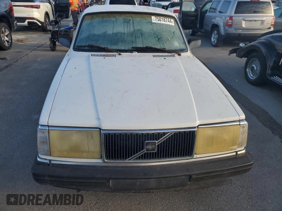1991 Volvo 240 z VIN YV1AA8844M1441146, wystawiony jako Copart lot #75018744 z przebiegiem 159 330 mil mil oraz Nie do naprawy • Non repairable. Historia ofert i sprzedaży dostępna na DreamBid. Obrazek 5.
