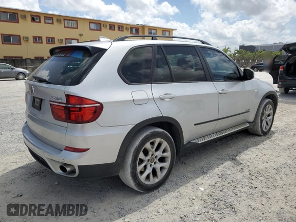 2013 BMW X5 xDrive35i z VIN 5UXZV4C5XD0B03182, wystawiony jako Copart lot #54906305 z przebiegiem 166 493 mil mil oraz Szkody całkowita. Historia ofert i sprzedaży dostępna na DreamBid. Obrazek 3.