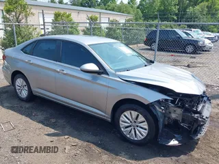 2019 Volkswagen Jetta S z VIN 3VWCB7BU5KM238861, wystawiony jako IAAI lot #42417868 z przebiegiem 56 268 mil mil oraz . Historia ofert i sprzedaży dostępna na DreamBid. Obrazek 1.