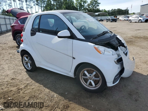 2015 Smart fortwo Passion z VIN WMEEJ3BA8FK800733, wystawiony jako Copart lot #57268944 z przebiegiem Nie podano mil oraz Szkoda całkowita • Salvage title. Historia ofert i sprzedaży dostępna na DreamBid. Obrazek 4.