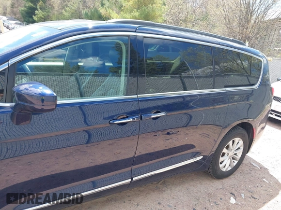 2017 Chrysler Pacifica Touring L with VIN 2C4RC1BG7HR514864, listed as a IAAI auction lot 42187845 with 86,774 mi miles and . Bid and sale history available at DreamBid. Image 14.