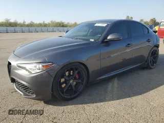 2018 Alfa Romeo Giulia z VIN ZARFAEBN9J7566945, wystawiony jako Copart lot #83111804 z przebiegiem Nie podano mil oraz Szkody całkowita. Historia ofert i sprzedaży dostępna na DreamBid. Obrazek 1.