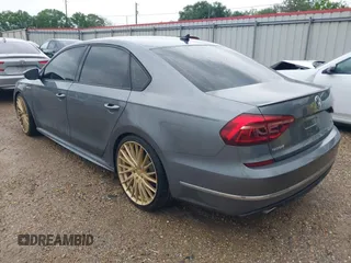2018 Volkswagen Passat S z VIN 1VWAA7A32JC052245, wystawiony jako IAAI lot #41911668 z przebiegiem 51 634 mil mil oraz . Historia ofert i sprzedaży dostępna na DreamBid. Obrazek 3.