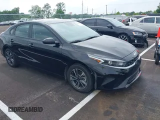 2024 Kia Forte LXS z VIN 3KPF24AD5RE704650, wystawiony jako IAAI lot #42288244 z przebiegiem 26 077 mil mil oraz . Historia ofert i sprzedaży dostępna na DreamBid. Obrazek 1.