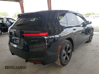 2023 BMW iX xDrive50 z VIN WB523CF08PCL23354, wystawiony jako Copart lot #67861052 z przebiegiem 718 mil mil oraz . Historia ofert i sprzedaży dostępna na DreamBid. Obrazek 3.