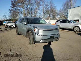 2024 Kia EV9 Wind z VIN KNDAFFS53R6044485, wystawiony jako Copart lot #42955125 z przebiegiem 8 884 mil mil oraz Szkoda całkowita • Salvage title. Historia ofert i sprzedaży dostępna na DreamBid. Obrazek 11.