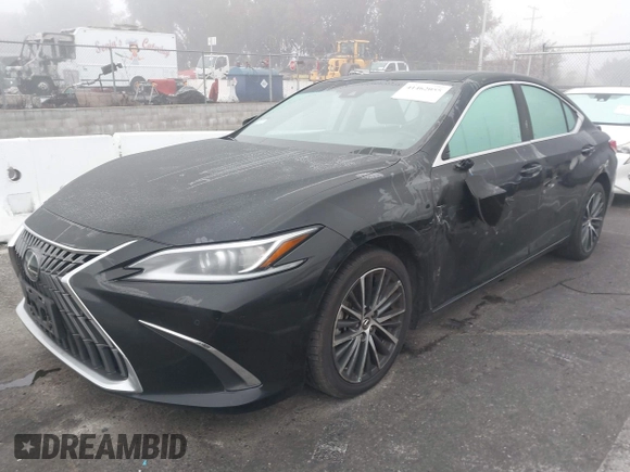 2023 Lexus ES 300h z VIN 58ADA1C15PU029137, wystawiony jako IAAI lot #41462055 z przebiegiem 25 120 mil mil oraz . Historia ofert i sprzedaży dostępna na DreamBid. Obrazek 2.