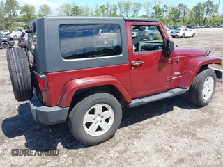 2010 Jeep Wrangler Sahara z VIN 1J4GA5D16AL227053, wystawiony jako IAAI lot #42219421 z przebiegiem 67 174 mil mil oraz . Historia ofert i sprzedaży dostępna na DreamBid. Obrazek 4.