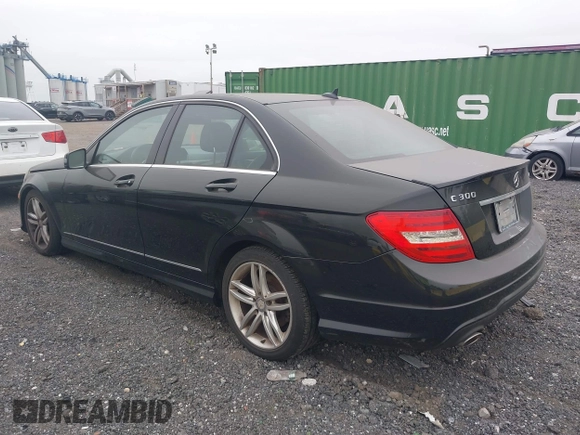 2013 Mercedes-Benz C 300 Sport z VIN WDDGF8AB0DR263382, wystawiony jako IAAI lot #42601043 z przebiegiem 106 154 mil mil oraz . Historia ofert i sprzedaży dostępna na DreamBid. Obrazek 3.