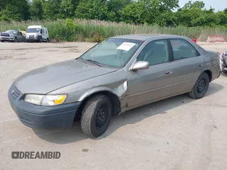 1998 Toyota Camry LE z VIN 4T1BG22K2WU278958, wystawiony jako IAAI lot #42422136 z przebiegiem 272 772 mil mil oraz . Historia ofert i sprzedaży dostępna na DreamBid. Obrazek 2.