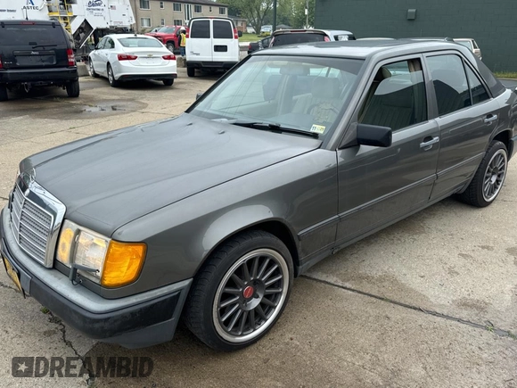 1989 Mercedes-Benz 300 E с VIN WDBEA30D2KB022367, выставлен на аукционе Copart как лот 60087495 с пробегом 76 930 миль миль и Чистый • Clean title. История ставок и продаж доступна на DreamBid. Изображение 2.