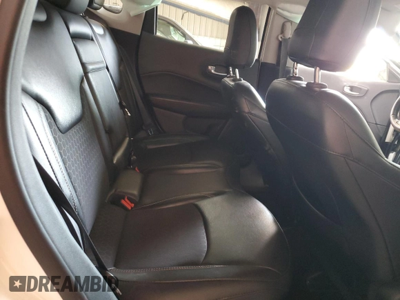 2019 Jeep Compass Altitude z VIN 3C4NJDBBXKT656785, wystawiony jako Copart lot #59485815 z przebiegiem 85 940 mil mil oraz Szkoda całkowita • Salvage title. Historia ofert i sprzedaży dostępna na DreamBid. Obrazek 11.